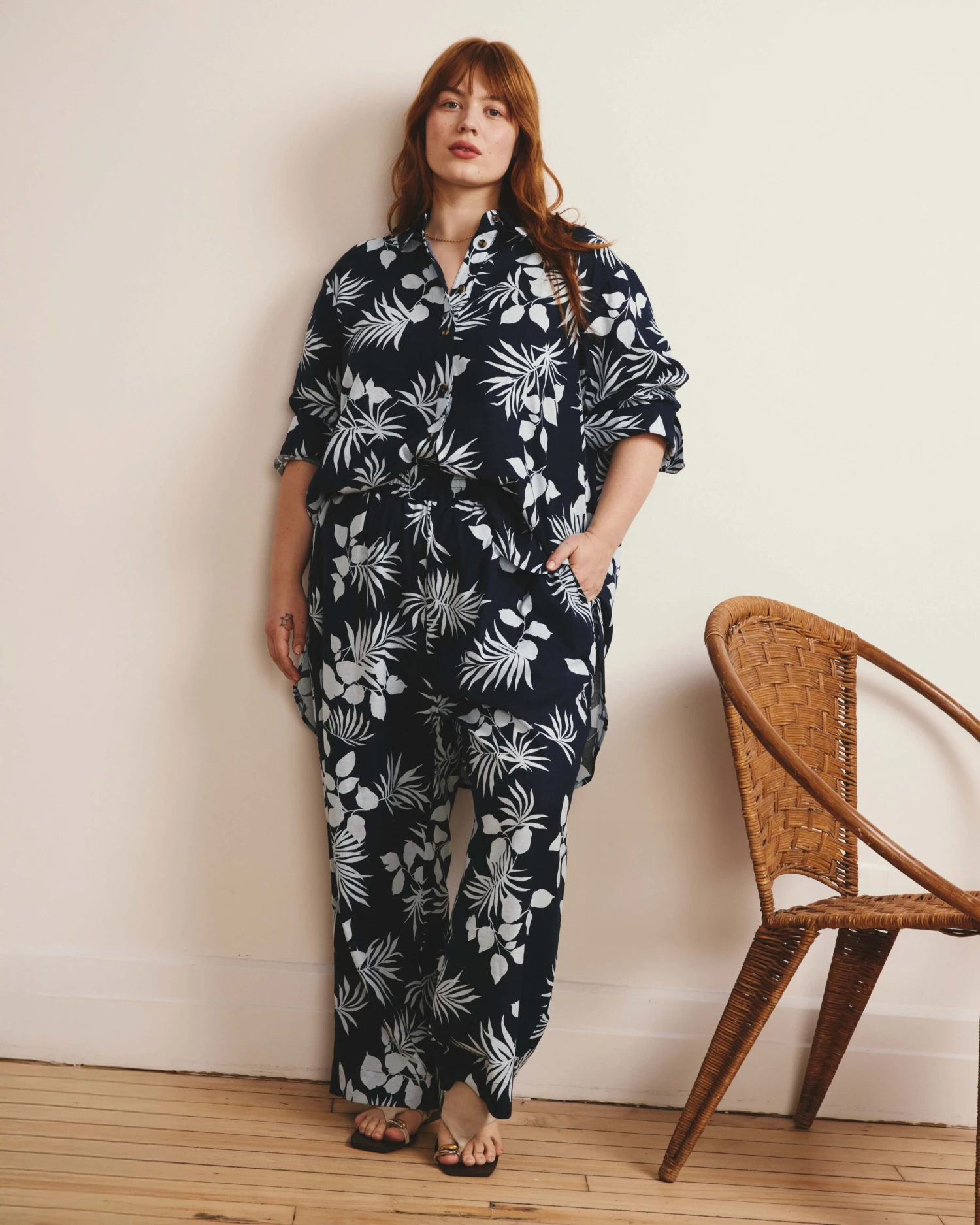 Women's Palm Print Stretch Linen Tunic - Airy Hi-Low Summer Top 4 Women's Palm Print Stretch Linen Tunic - Airy Hi-Low Summer Top - Image 2