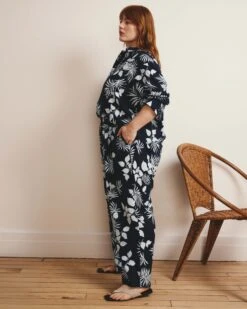 Iris Signature Stretch Linen Palm Print Pull-On Pants - Light Blue 9 Iris Signature Stretch Linen Palm Print Pull-On Pants - Light Blue -UNIVERSAL STANDARD 20250423 SHOT9 025 61a7517b cd0b 40bc a2f5 c473a4b8cd4b