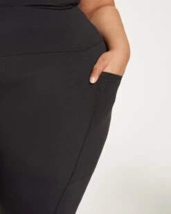 Universal Standard Next-to-Naked Cropped Pocket Legging - Black 9 Universal Standard Next-to-Naked Cropped Pocket Legging - Black -UNIVERSAL STANDARD KNOCKOUT CROPPED LEGGING WITH POCKETS BLACK USAT1136C 001 002 672