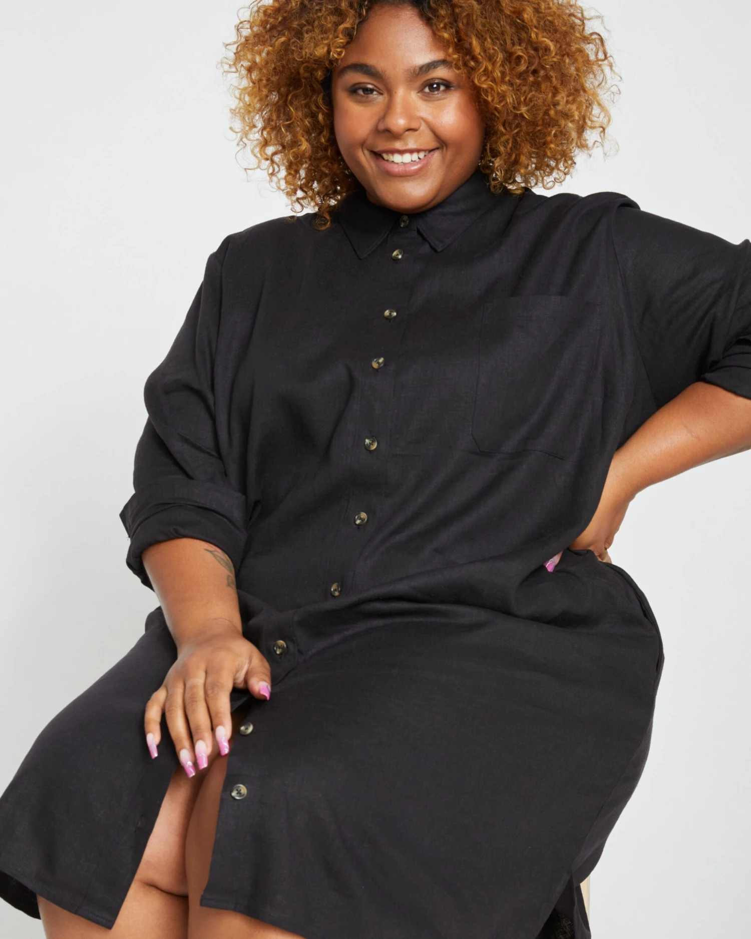 Seaside Stretch Linen High-Low Shirtdress in Black 4 Seaside Stretch Linen High-Low Shirtdress in Black - Image 2