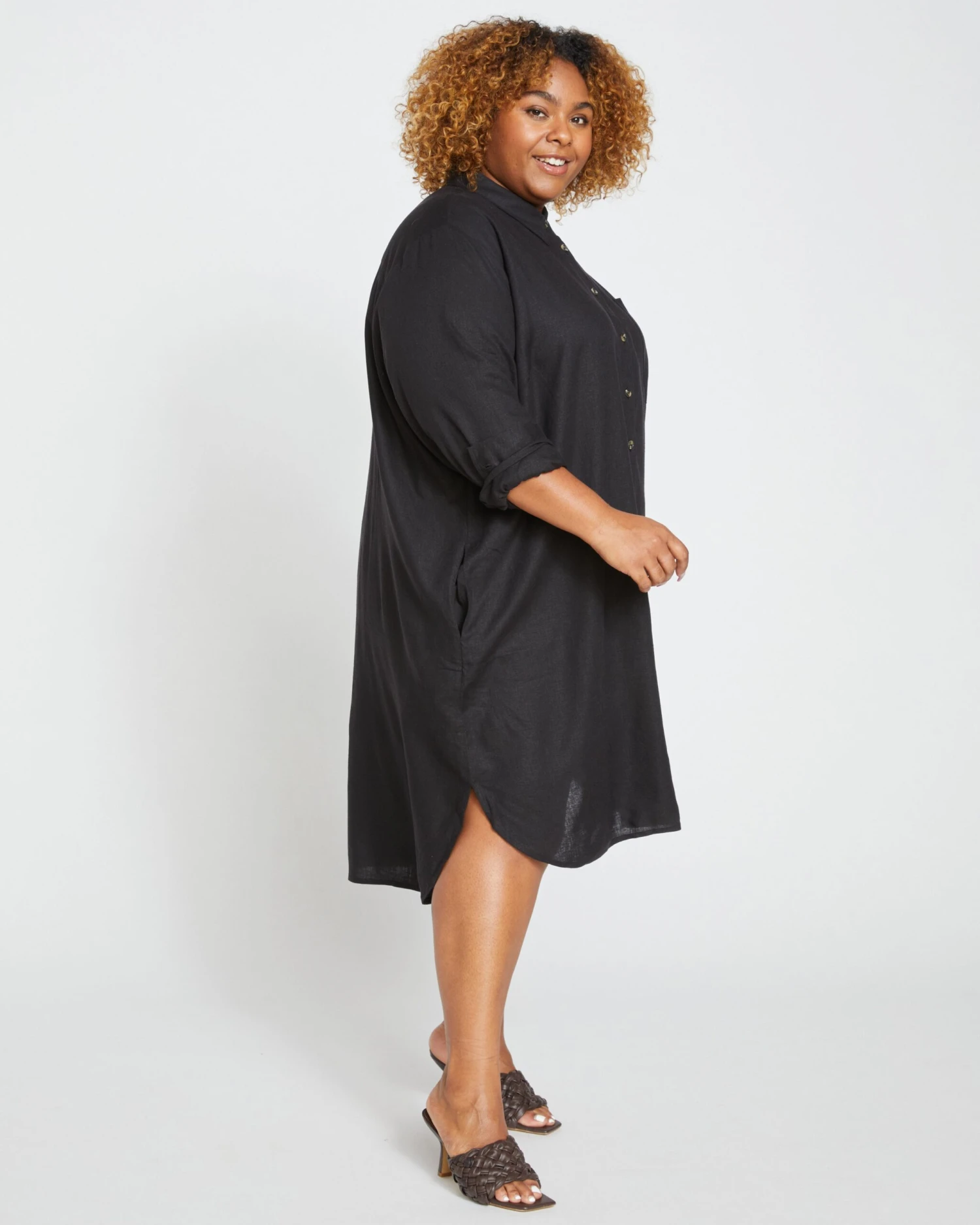 Seaside Stretch Linen High-Low Shirtdress in Black 6 Seaside Stretch Linen High-Low Shirtdress in Black - Image 4