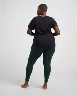 Universal Standard Mia Movement Tee - Black 13 Universal Standard Mia Movement Tee - Black -UNIVERSAL STANDARD MiaEasyTee Black USAT0470 001 004 1130