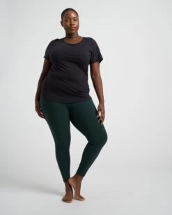 Universal Standard Mia Movement Tee - Black 11 Universal Standard Mia Movement Tee - Black -UNIVERSAL STANDARD MiaEasyTee Black USAT0470 001 002 1109