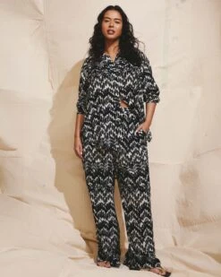 Toni Indigo Waterfall Print Hi-Low Tunic - Flowy Button-Down Top 13 Toni Indigo Waterfall Print Hi-Low Tunic - Flowy Button-Down Top -UNIVERSAL STANDARD SHOT18 009