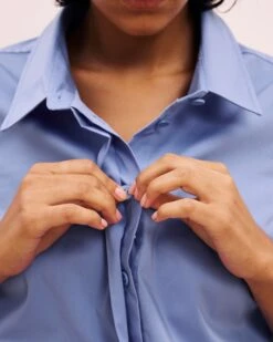 Elbe Stretch Poplin Short Sleeve Shirt - Soft Blue 11 Elbe Stretch Poplin Short Sleeve Shirt - Soft Blue -UNIVERSAL STANDARD SHOT33 180