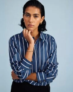 Elbe Popover Stretch Poplin Shirt Classic Fit - Ensign Blue/White Stripe 14 Elbe Popover Stretch Poplin Shirt Classic Fit - Ensign Blue/White Stripe -UNIVERSAL STANDARD SHOT39 048