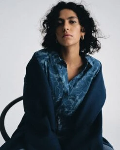 Cooling Stretch Cupro Artist Shirt - Rose Print In Deep Teal