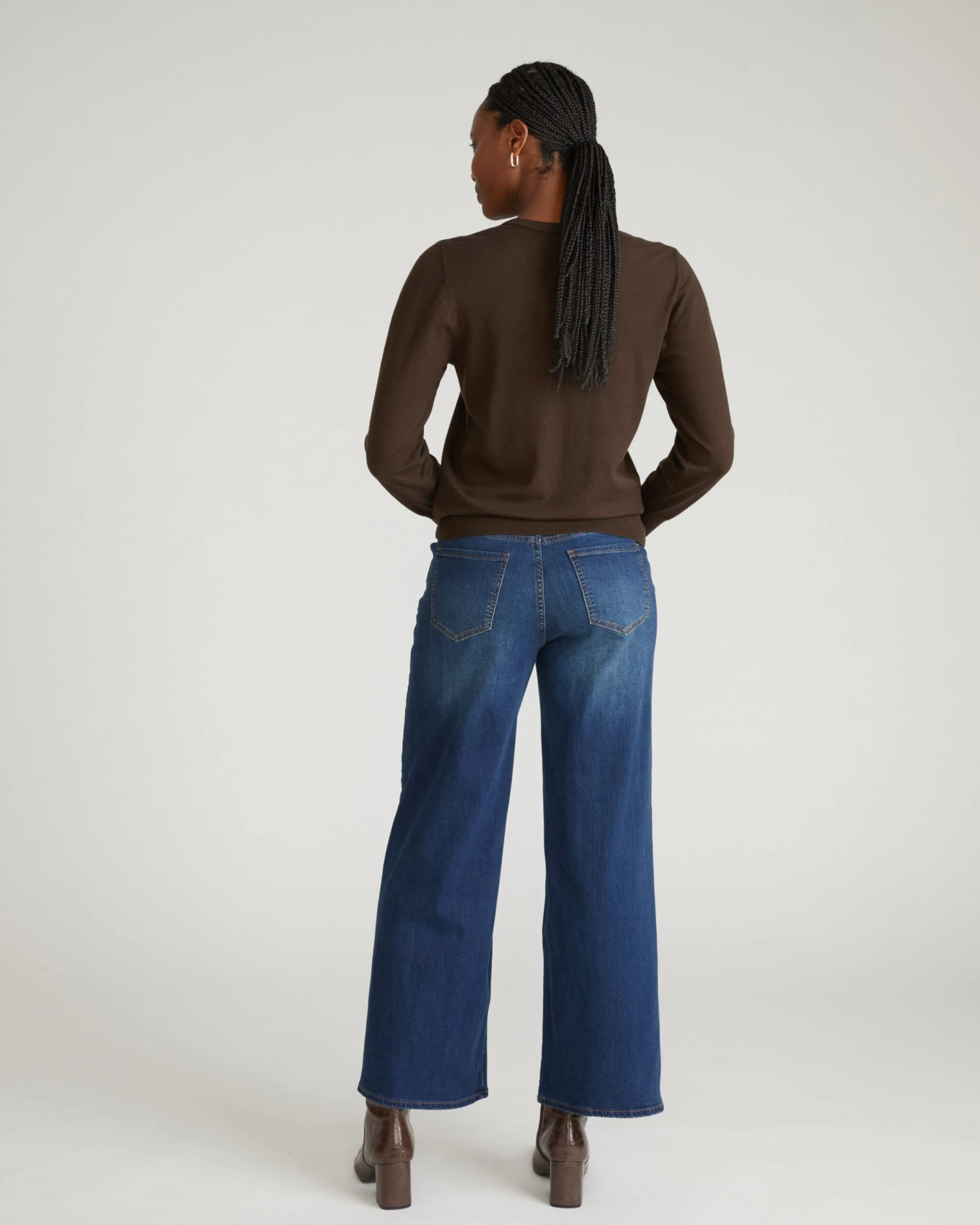 Savvy Fine Knit V-Neck Sweater in Espresso 5 Savvy Fine Knit V-Neck Sweater in Espresso - Image 3