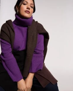 Oversize Cashmere-Soft Turtleneck Sweater in Grape Purple