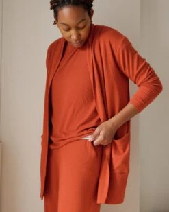 TravelKnit Minimalist Cardigan in Warm Russet