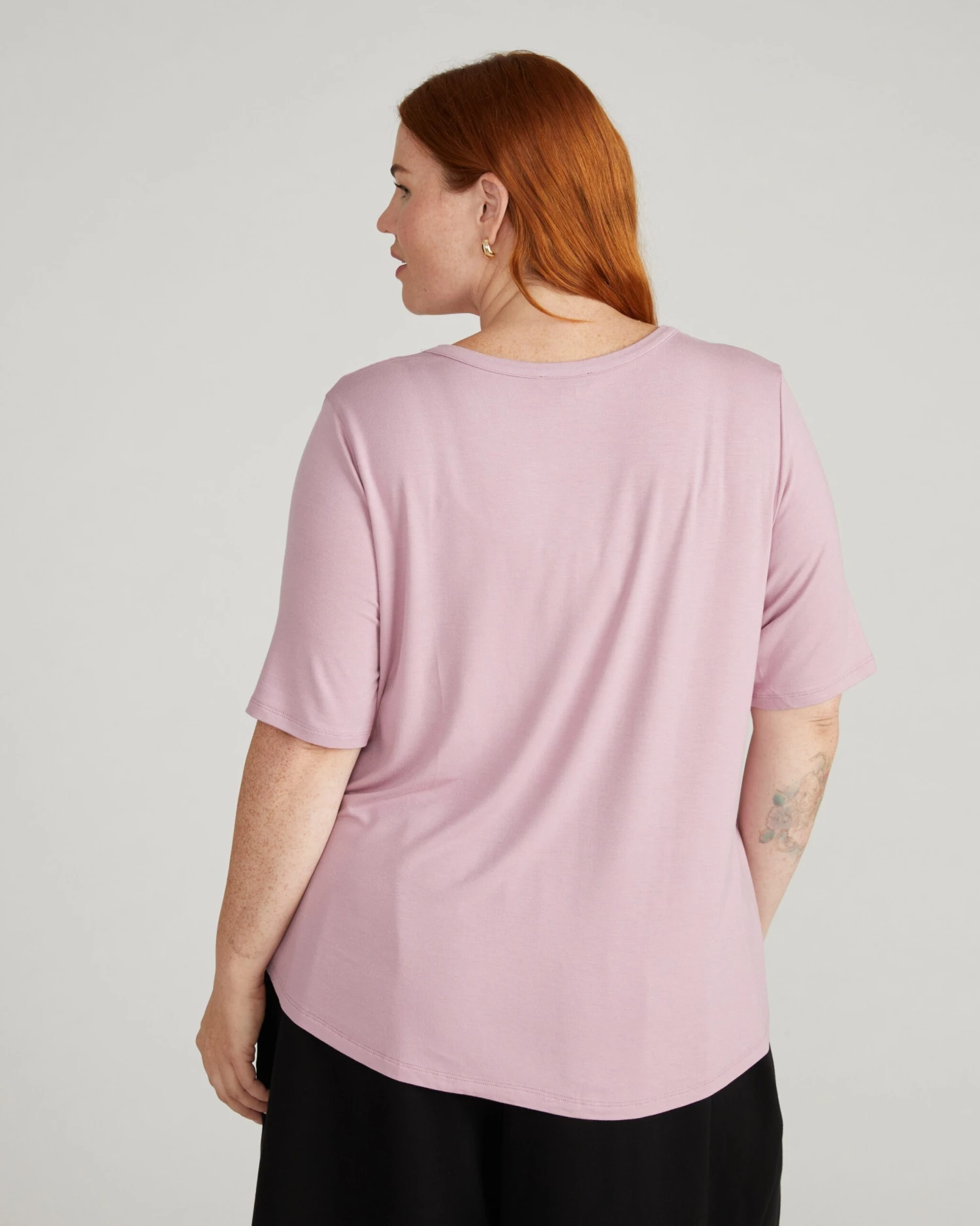 Lily Liquid Jersey V-Neck Stovepipe Tee in Pale Mauve - Image 3