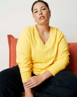 Savvy Fine Knit V-Neck Sweater - Banana Pudding -UNIVERSAL STANDARD US September Sweaters0436 b9aec1e5 860a 4808 8160 43e8f6bf6e6e