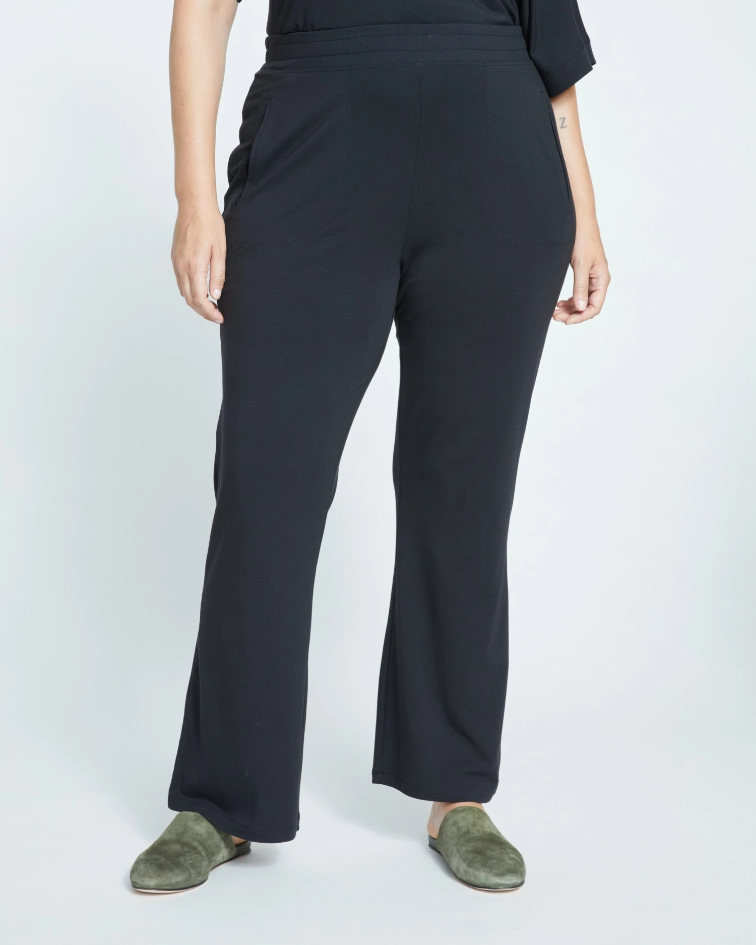 UltimateS Mola Lounge Pants - Ultra-Soft Sustainable Loungewear in Black 4 UltimateS Mola Lounge Pants - Ultra-Soft Sustainable Loungewear in Black - Image 2